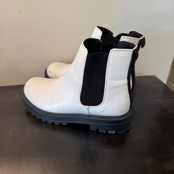 Unr8ed White Chelsea Ankle Boots Lug Platform Chunky Sole Pull On Size 7.5 - Picture 1 of 8